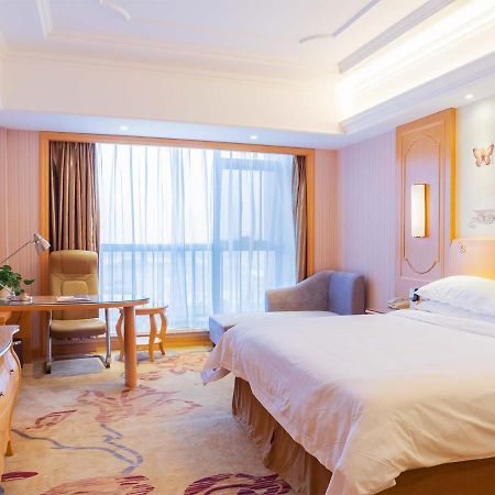 ניאו בה ליאן Vienna International Hotel Shanghai Pudong New District Dishui Lake Univeristy City מראה חיצוני תמונה
