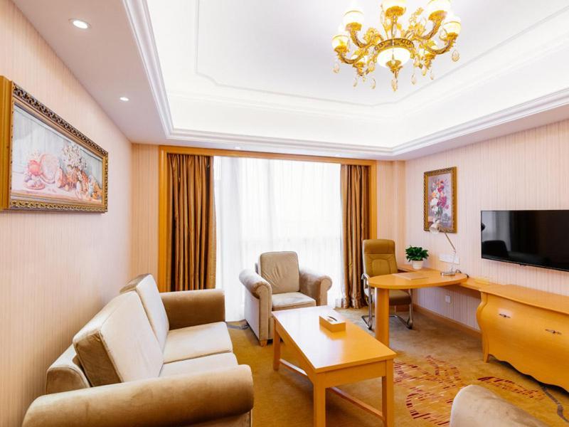 ניאו בה ליאן Vienna International Hotel Shanghai Pudong New District Dishui Lake Univeristy City מראה חיצוני תמונה